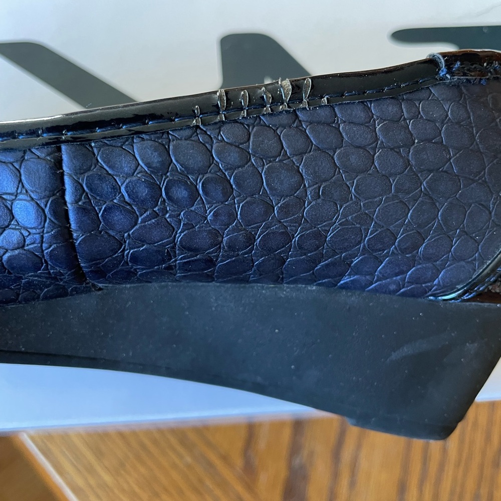 Anne Klein Navy Dress Shoes, Size 7 1/2M - Picture 5 of 6